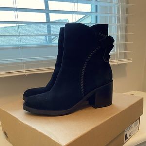 Ugg bow back boots, black suede